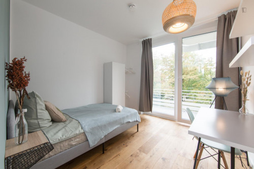 Double bedroom, with balcony, in 4-bedroom apartment