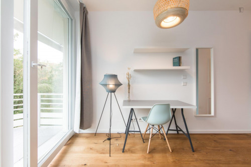 Double bedroom, with balcony, in 4-bedroom apartment