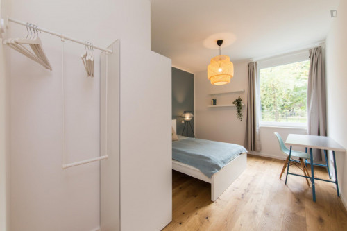 Double bedroom in 4-bedroom apartment