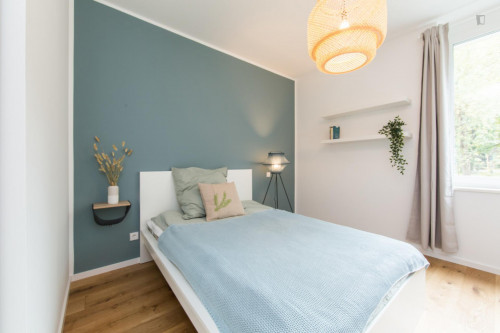 Double bedroom in 4-bedroom apartment