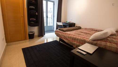 Double ensuite bedroom in 11-room apartment in the heart of Madrid