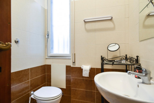 Single bedroom, with balcony, in 8-bedroom apartment