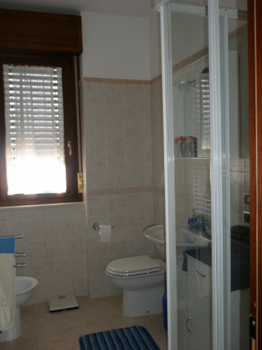 Single bedroom, with private bathroom and balcony, in 2-bedroom apartment - Gallery - 9