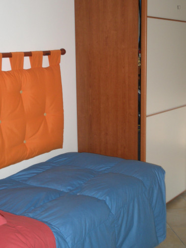 Single bedroom, with private bathroom and balcony, in 2-bedroom apartment - Gallery - 10