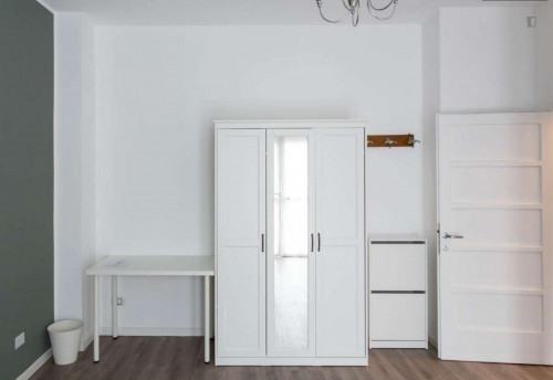 Luminous double bedroom with balcony close to Inganni metro station