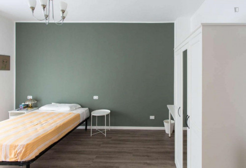 Luminous double bedroom with balcony close to Inganni metro station