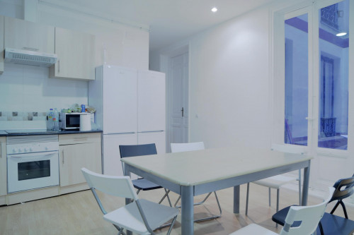 Attractive double bedroom in a modern 11-bedroom student apartment in the Opera neighbourhood