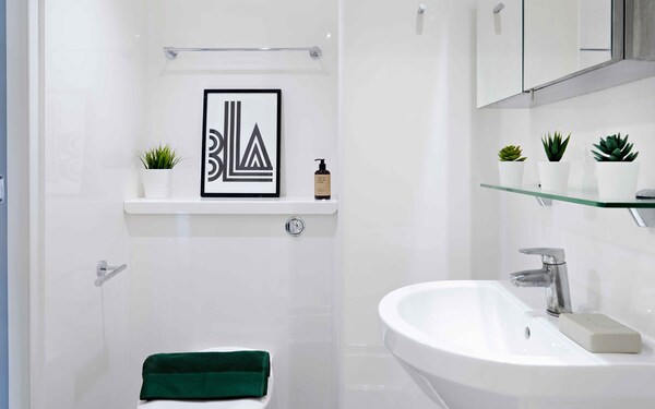  Classic En-Suite  -  Hampton Square  - Gallery -  5