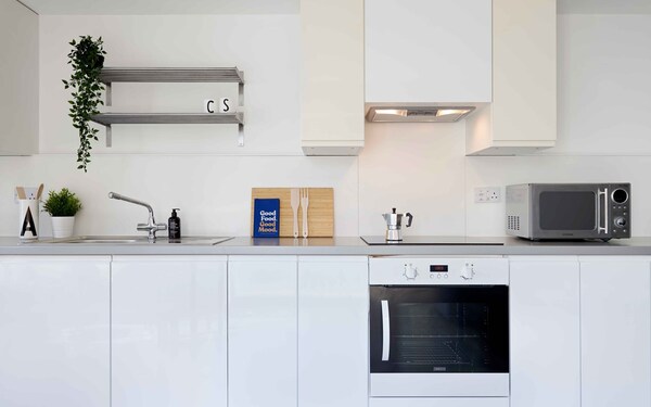  Classic En-Suite  -  Hampton Square  - Gallery -  4