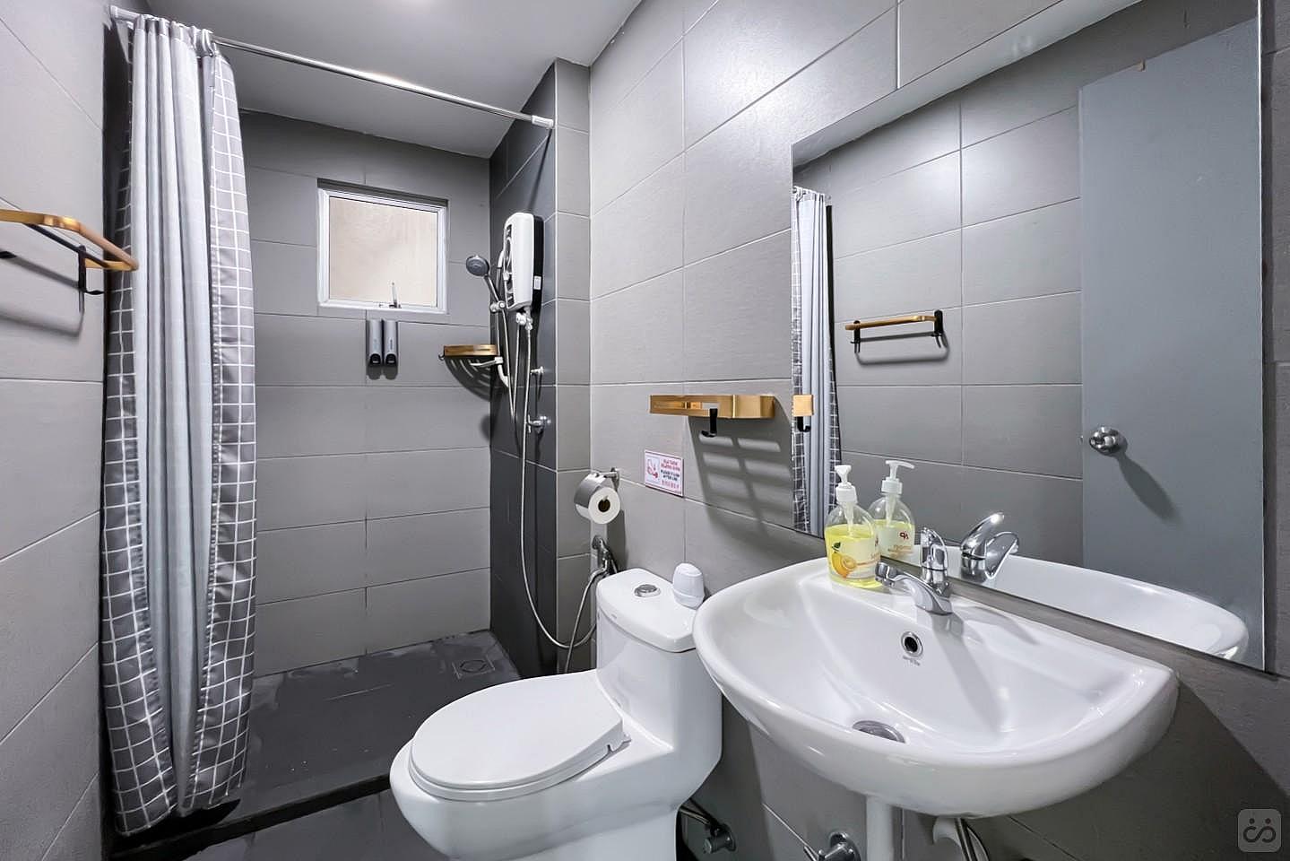 Private Queen Room Shared Bathroom - 7