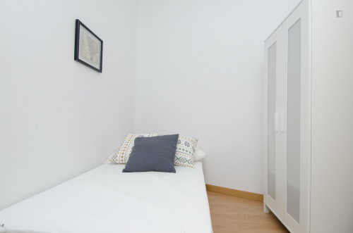 Incredible double bedroom near Nuevos Ministerios metro station