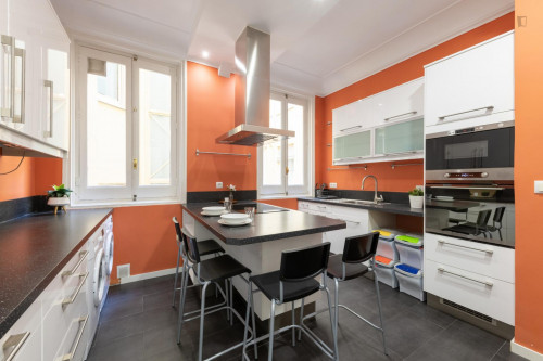 Shiny double bedroom in a student flat, near Puerta de Alcalá