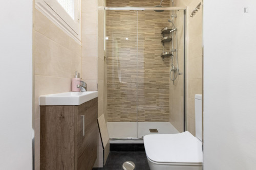 Shiny double bedroom in a student flat, near Puerta de Alcalá