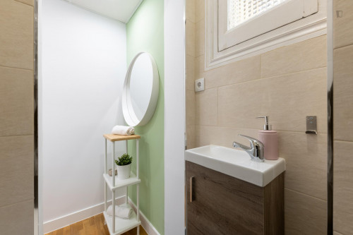 Shiny double bedroom in a student flat, near Puerta de Alcalá