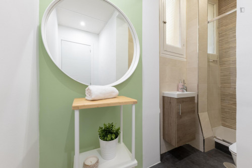 Shiny double bedroom in a student flat, near Puerta de Alcalá