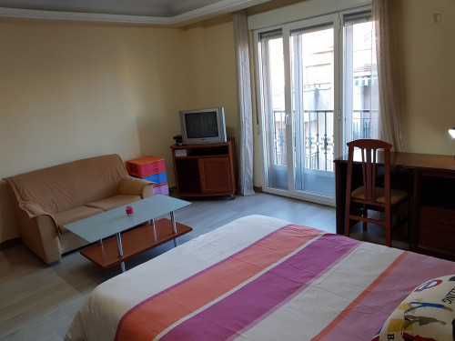 Single bedroom, with balcony, in 1-bedroom house