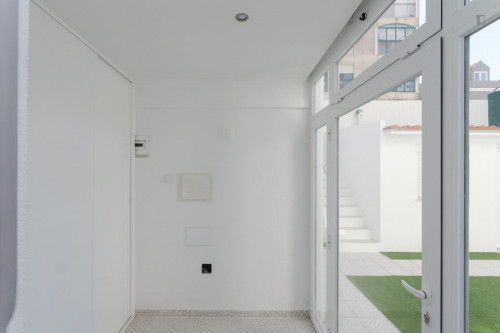 Spacious and nice single bedroom with a balcony, in Costa da Caparica