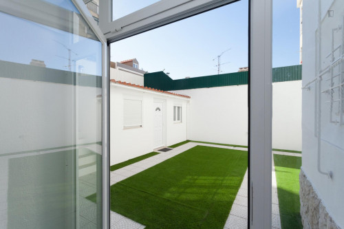 Spacious and nice single bedroom with a balcony, in Costa da Caparica