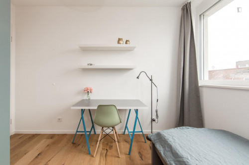Single bedroom in 5-bedroom apartment
