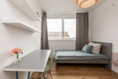 Single bedroom in 5-bedroom apartment