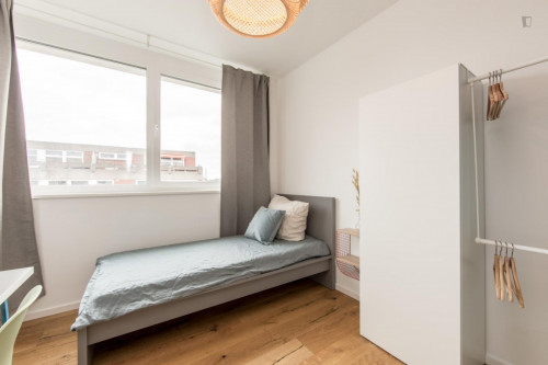 Single bedroom in 5-bedroom apartment