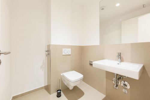 Single bedroom in 5-bedroom apartment