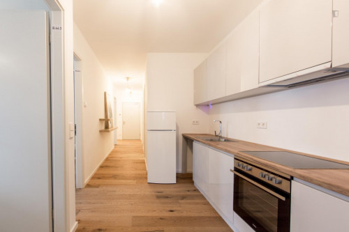 Single bedroom in 5-bedroom apartment