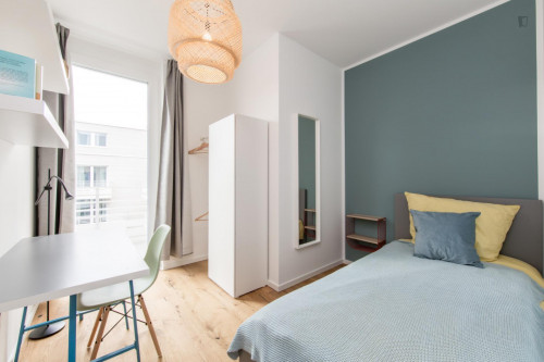 Single bedroom in 5-bedroom apartment
