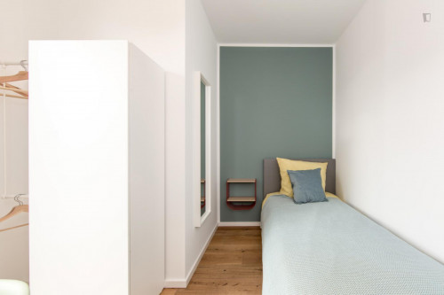 Single bedroom in 5-bedroom apartment