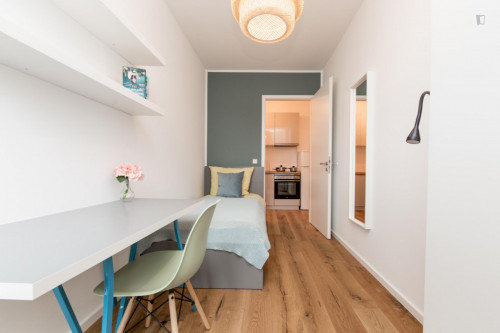 Single bedroom in 4-bedroom apartment