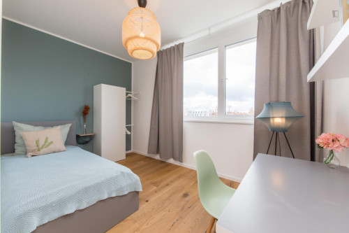 Single bedroom in 3-bedroom apartment