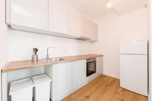 Single bedroom in 3-bedroom apartment