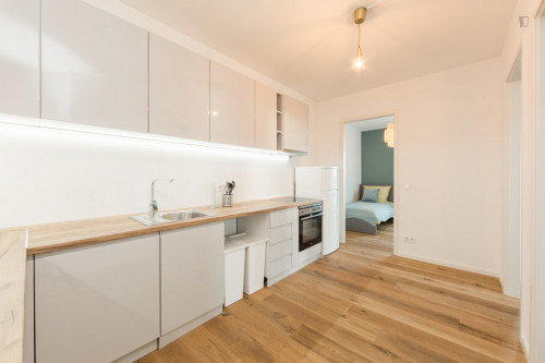 Single bedroom, with balcony, in 3-bedroom apartment