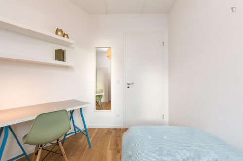 Single bedroom, with balcony, in 3-bedroom apartment