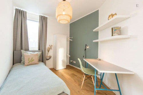 Single bedroom, with balcony, in 3-bedroom apartment