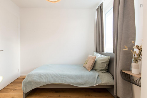 Single bedroom, with balcony, in 3-bedroom apartment