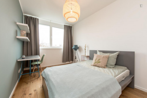 Double bedroom in 4-bedroom apartment