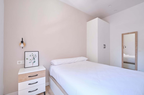 Room in Avenida de Portugal, Salamanca for 120 m² with 6 bedrooms