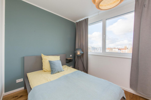 Double bedroom, with balcony, in 5-bedroom apartment