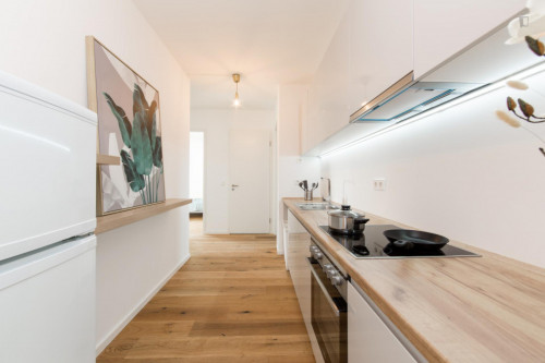 Double bedroom, with balcony, in 5-bedroom apartment