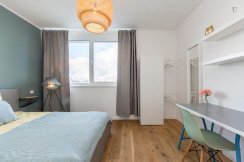 Double bedroom, with balcony, in 5-bedroom apartment