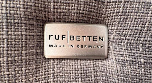 Modern 3.5-room furnished duplex with home theater, AC, and a charging station – separate entrance, first occupancy following renovation