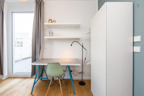 Single bedroom in 3-bedroom apartment