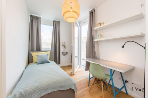 Single bedroom in 3-bedroom apartment