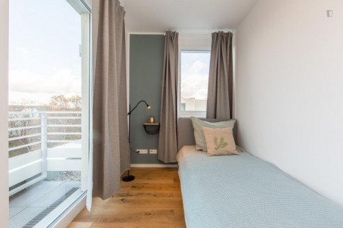 Single bedroom in 3-bedroom apartment