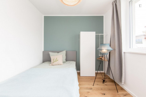 Double bedroom in 5-bedroom apartment