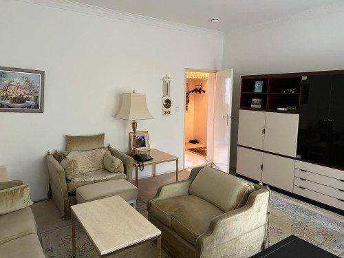 1 BR bright and pretty suite with nice neighbours