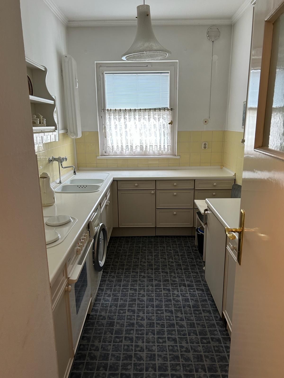  1 BR Bright And Pretty Suite With Nice Neighbours  -  1 BR bright and pretty suite with nice neighbours  - Gallery -  2
