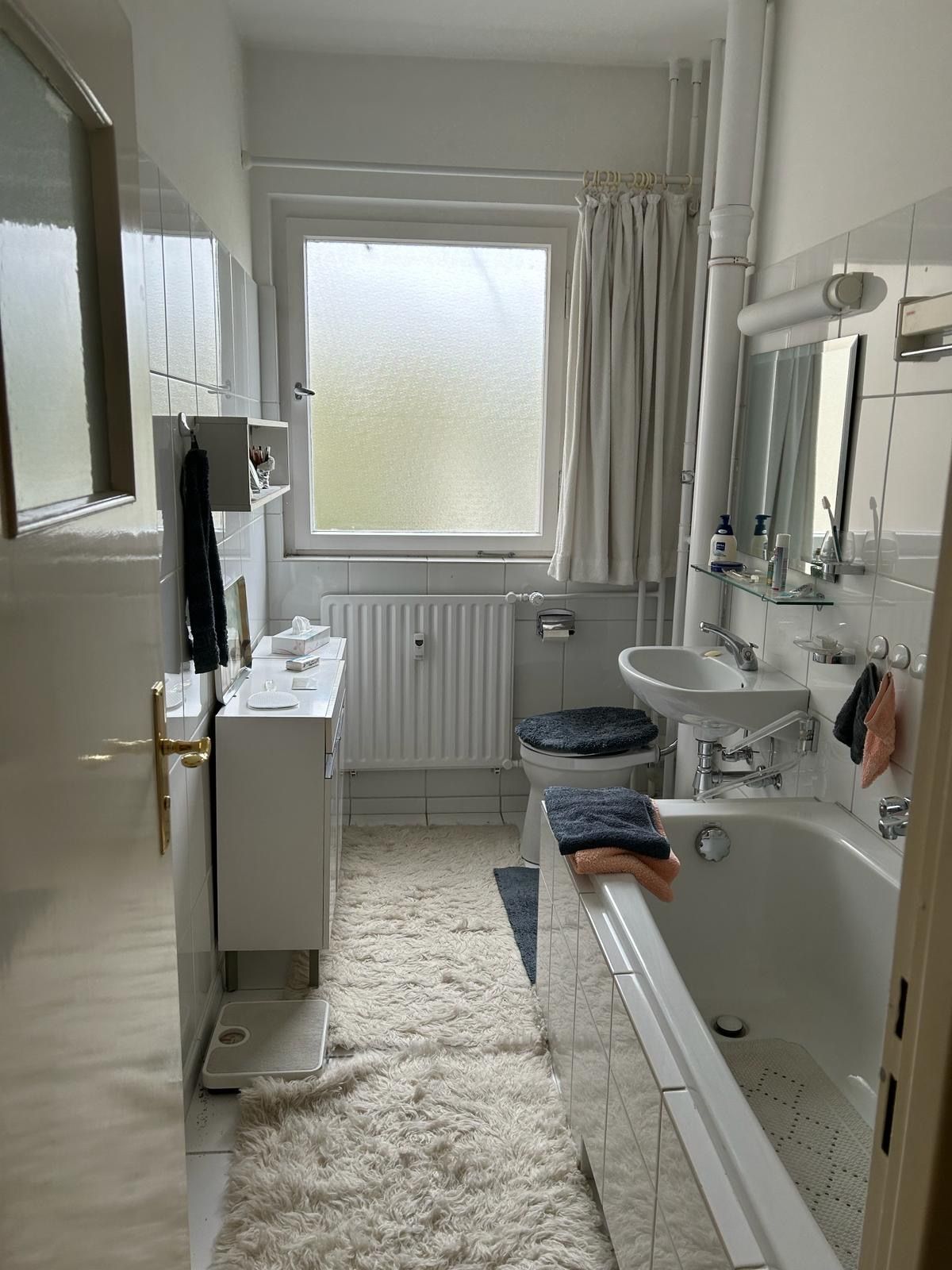  1 BR Bright And Pretty Suite With Nice Neighbours  -  1 BR bright and pretty suite with nice neighbours  - Gallery -  4