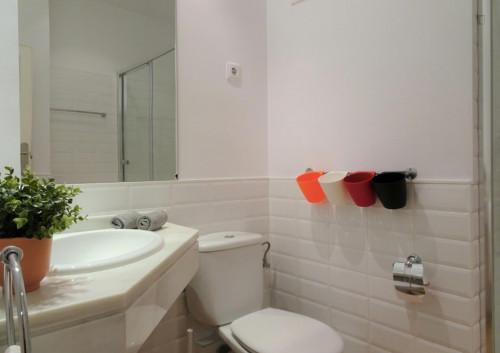 Homely double bedroom near Rubén Darío metro station